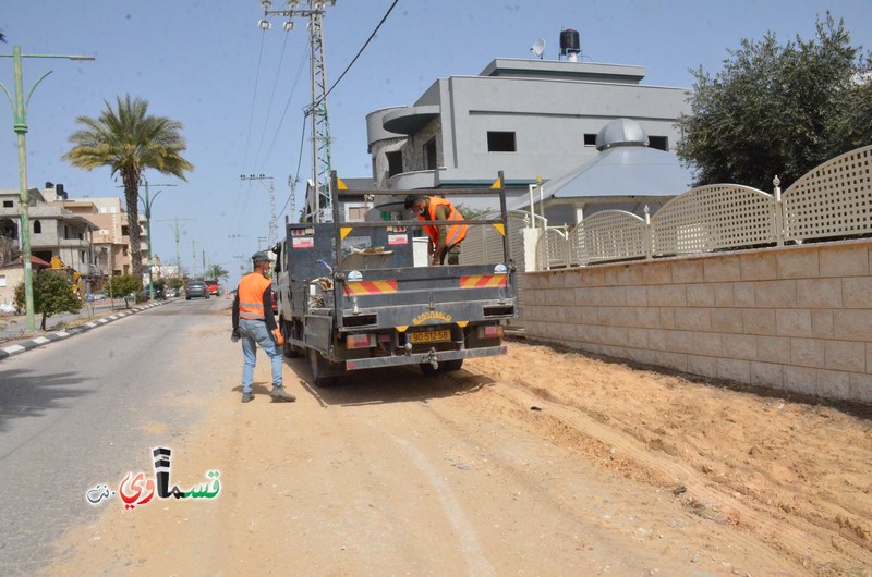 كفرقاسم- فيديو  : البدء بتزفيت وتعبيد الشوارع الداخلية بميزانية4.5 مليون شيقل والرئيس عادل بدير  والخير في الزفته لقدام ...